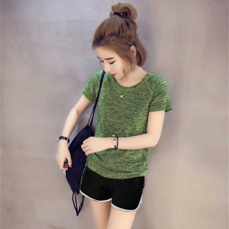 녹색 티셔츠 + 검정색 반바지
