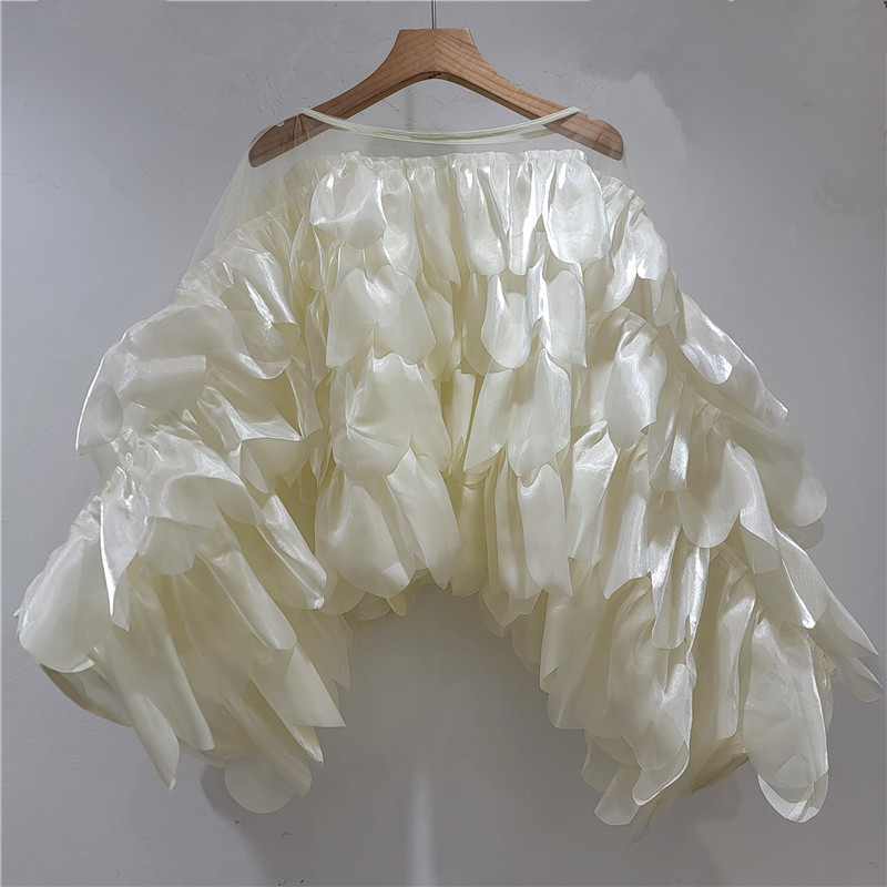 Diseño de nicho femenino extranjero perlado irregular decoración de borde de loto chic camisa de manga de murciélago moda