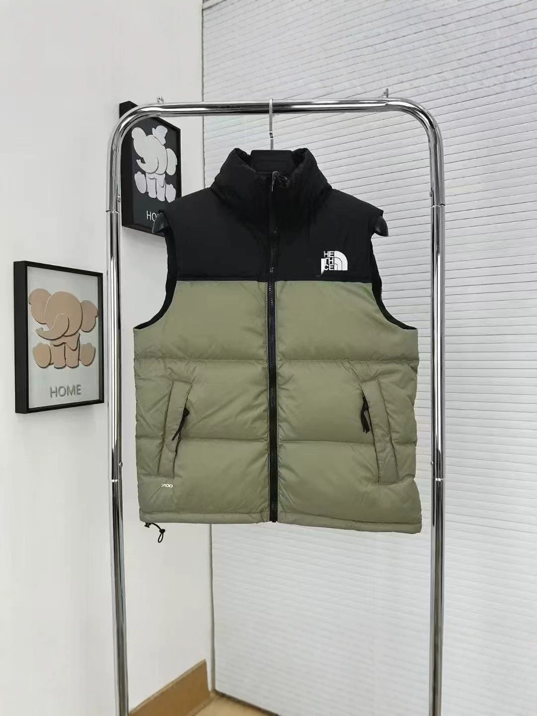 El mismo chaleco de algodón de cuello alto de la familia del norte, las mujeres se mantienen calientes en otoño e invierno, abrigos sin mangas, moda y chalecos de hombro de pareja. image 4