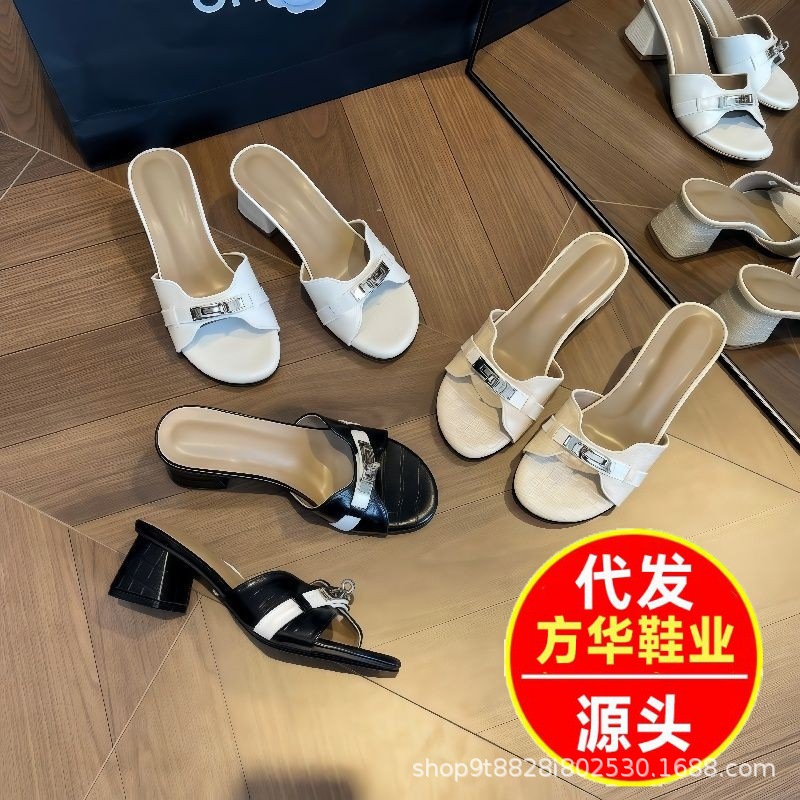 26 de verano pequeño botón de oro de dedos desnudos zapatillas frías nicho francés de hadas zapatillas de mujer zapatillas de pendiente blanca