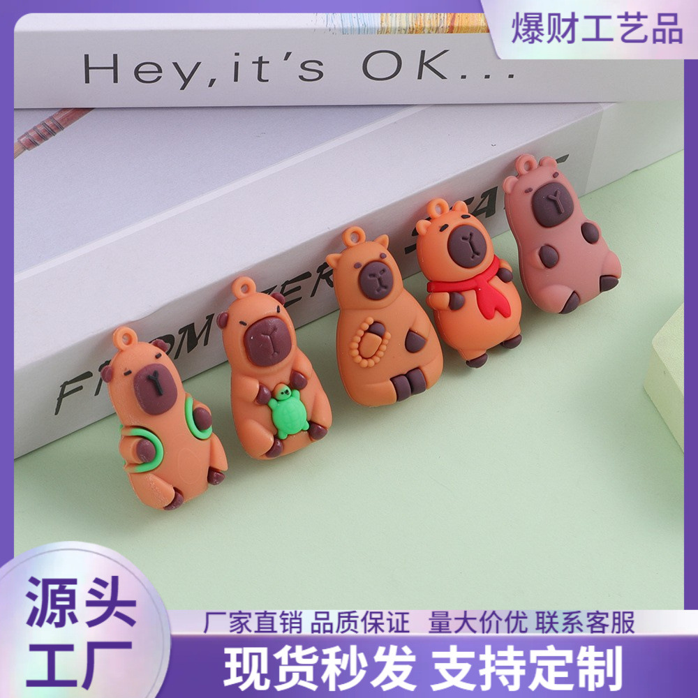 爆款卡皮巴拉capybara钥匙扣小挂件丑萌软胶水豚公仔可爱钥匙挂绳