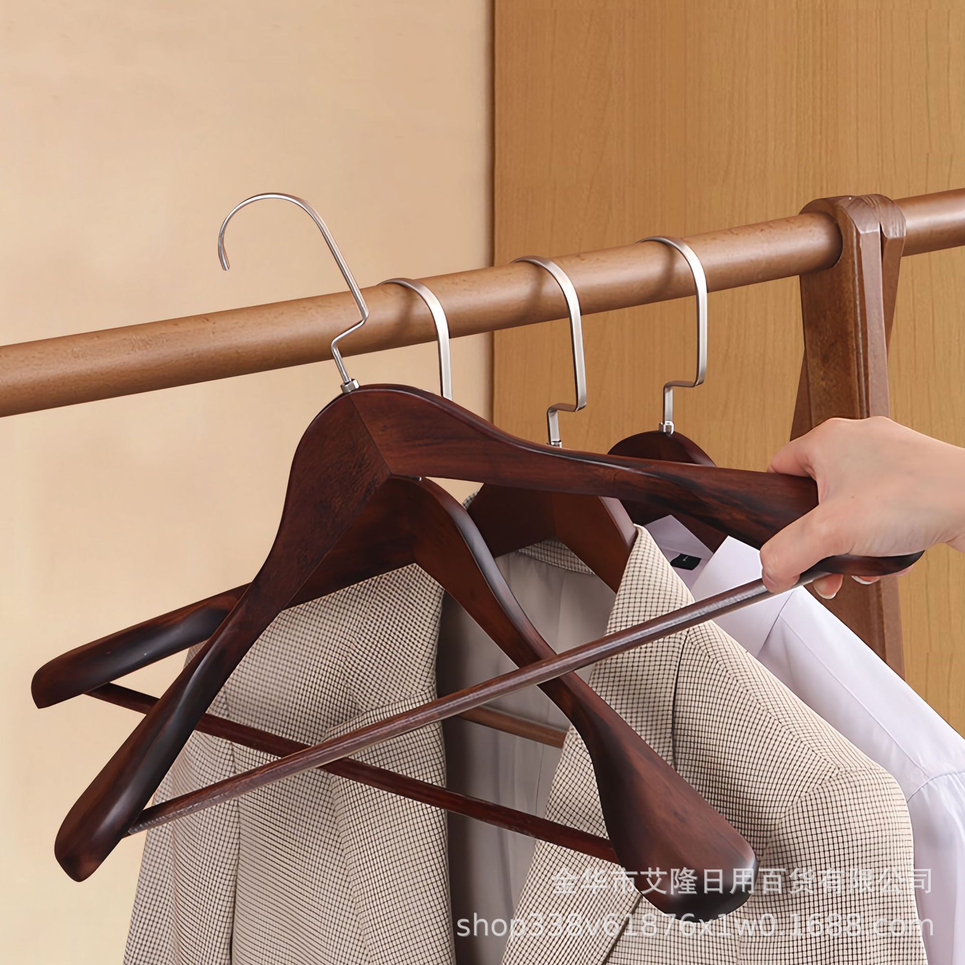 Madera sólida hombro ancho sin huellas percha de ropa tienda de ropa de madera colgar trajes trajes domésticos ropa de madera para adultos soporte al por mayor