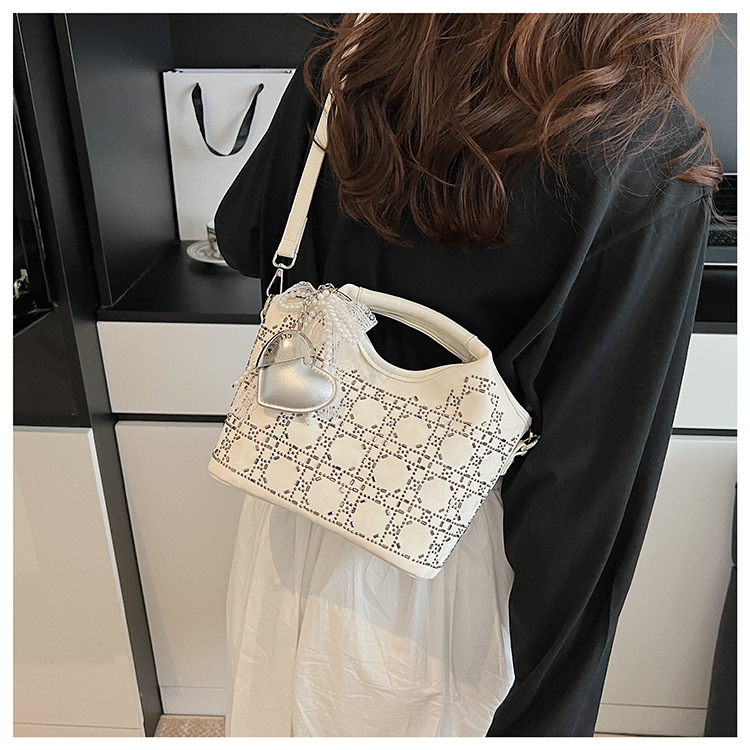 Summer fashion women's versatile hand-held niche crossbody design 2025 simple crossbody bucket bag, new Korean style for commuting undefined