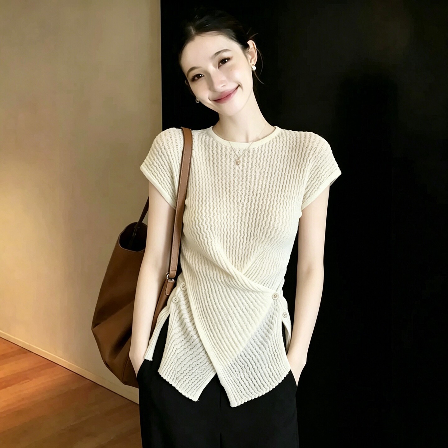 Áo thun nữ cổ tròn tay ngắn dệt kim lụa mát mẻ — màu đen chi tiết 1