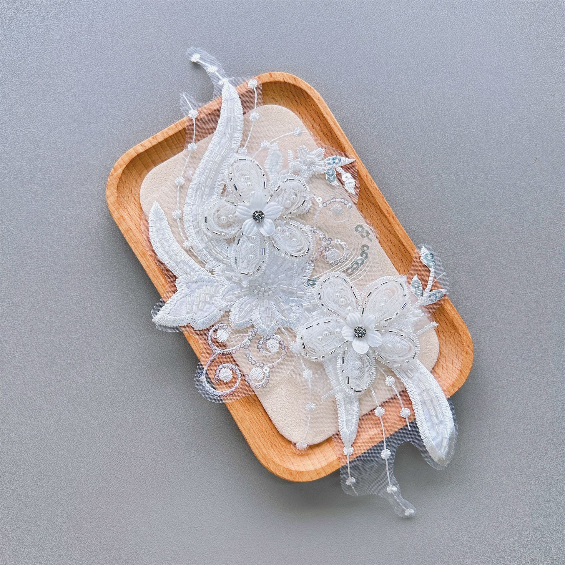 Venta caliente transfronteriza blanco bordado de lentejuelas flor tridimensional DIY pegatinas de tela vestido de novia de lujo frente pecho flor decorativa
