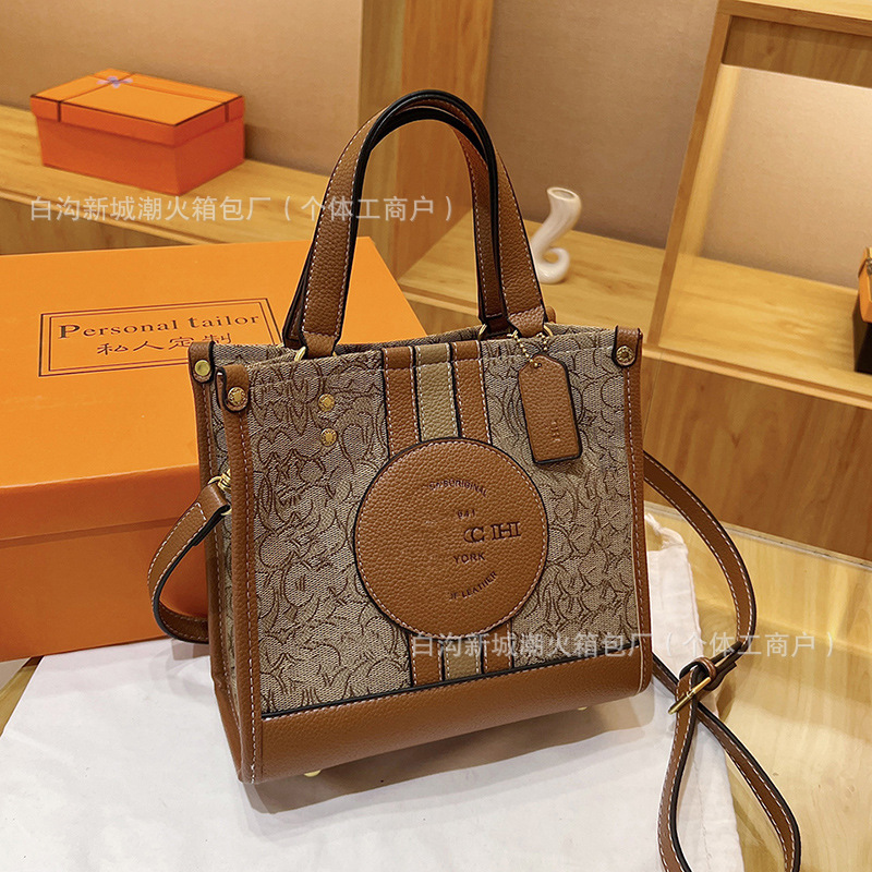 时尚女士手提包2024新潮波士顿枕头包老花单肩斜跨包休闲百搭背包