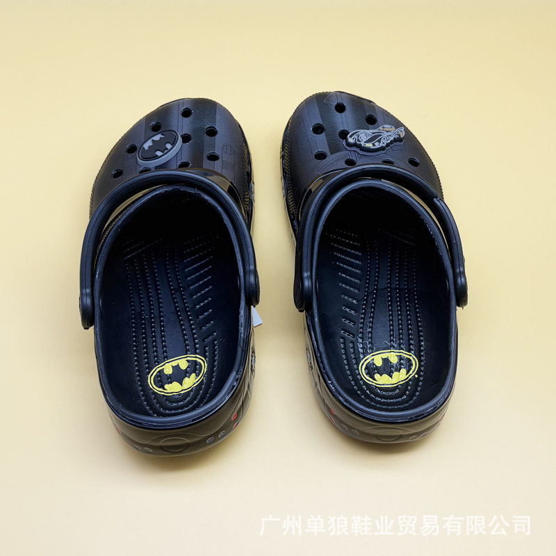 Gran fábrica al por mayor batman agujero zapatos al aire libre versátiles zapatillas de playa antideslizantes zapatillas para hombres simples zapatillas frías