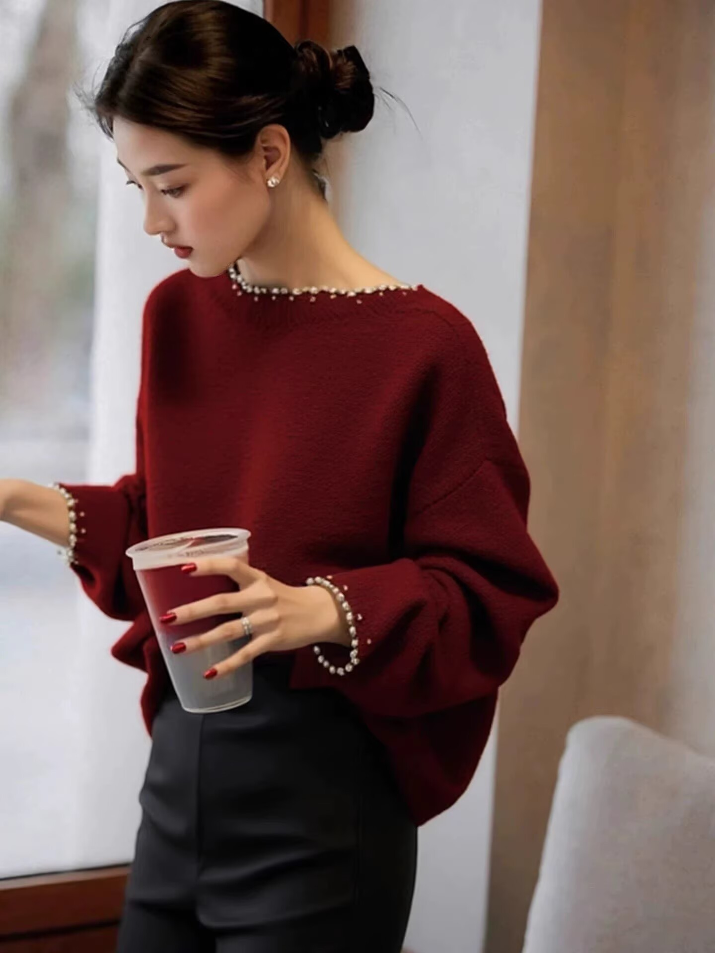 Áo len nữ cổ một vai đính ngọc trai tay dài dáng rộng — đen