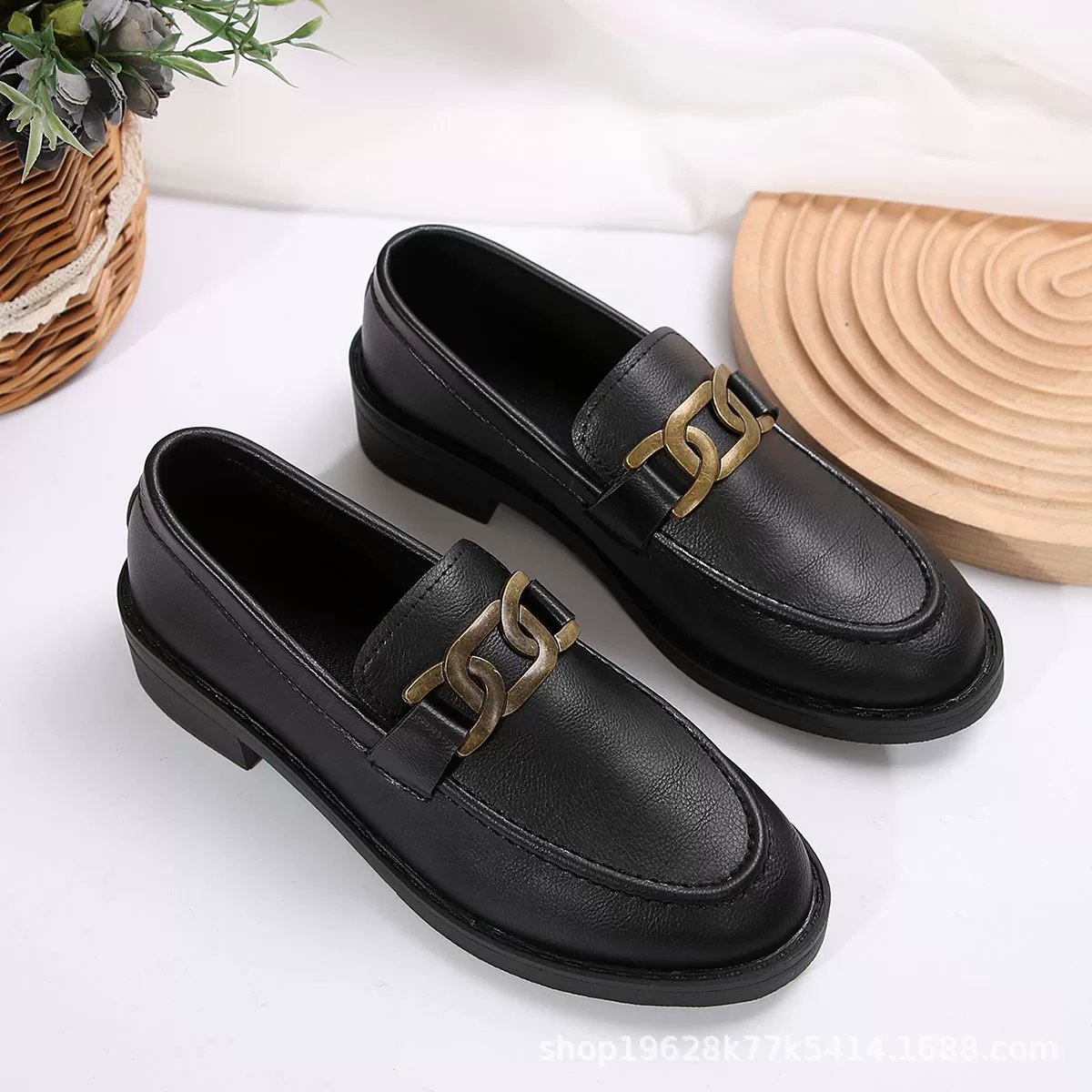 Толстая подошва с толстым каблуком металлическая пряжка маленькая кожаная обувь женская весна 2024 новый ретро-дикий английский стиль