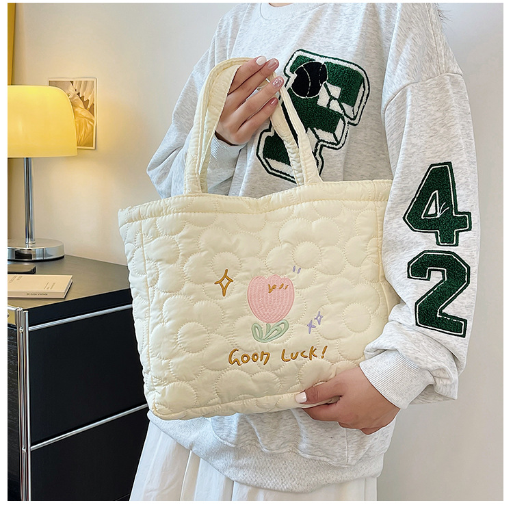 2023 Borsa da donna nuova Borsa a mano con coniglio tulipano ricamato Borsa da ascella per pendolari per ragazza carina cartone animato di grande capacità_voghion.com