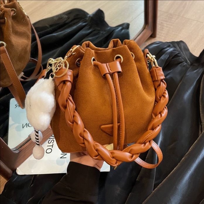 Moda esmerilado diseño de la abertura de la bolsa de cubo de mano mujer otoño y invierno 2025 nuevo estilo popular bolso de hombro universal