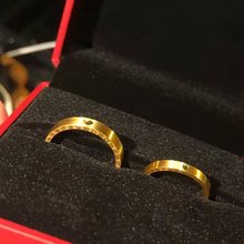520时钟素圈戒指女小众设计18k金仿真黄金情侣对戒婚戒2024年新款