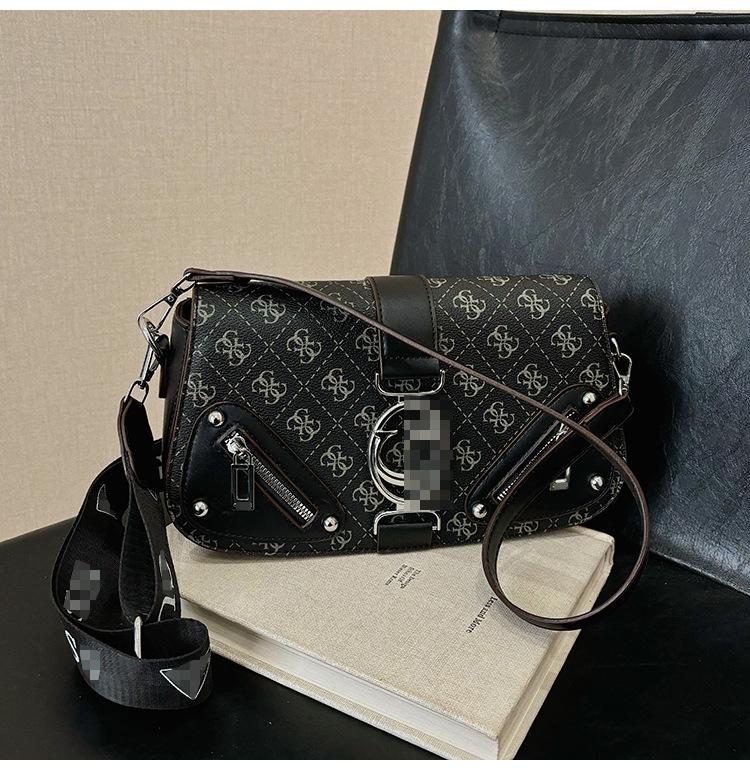 Bolso pequeño estilo motocicleta fresco de moda para mujer 2025 nuevo bolso de cadena de diseño de nicho bolso de mensajero de hombro de moda de primavera y verano