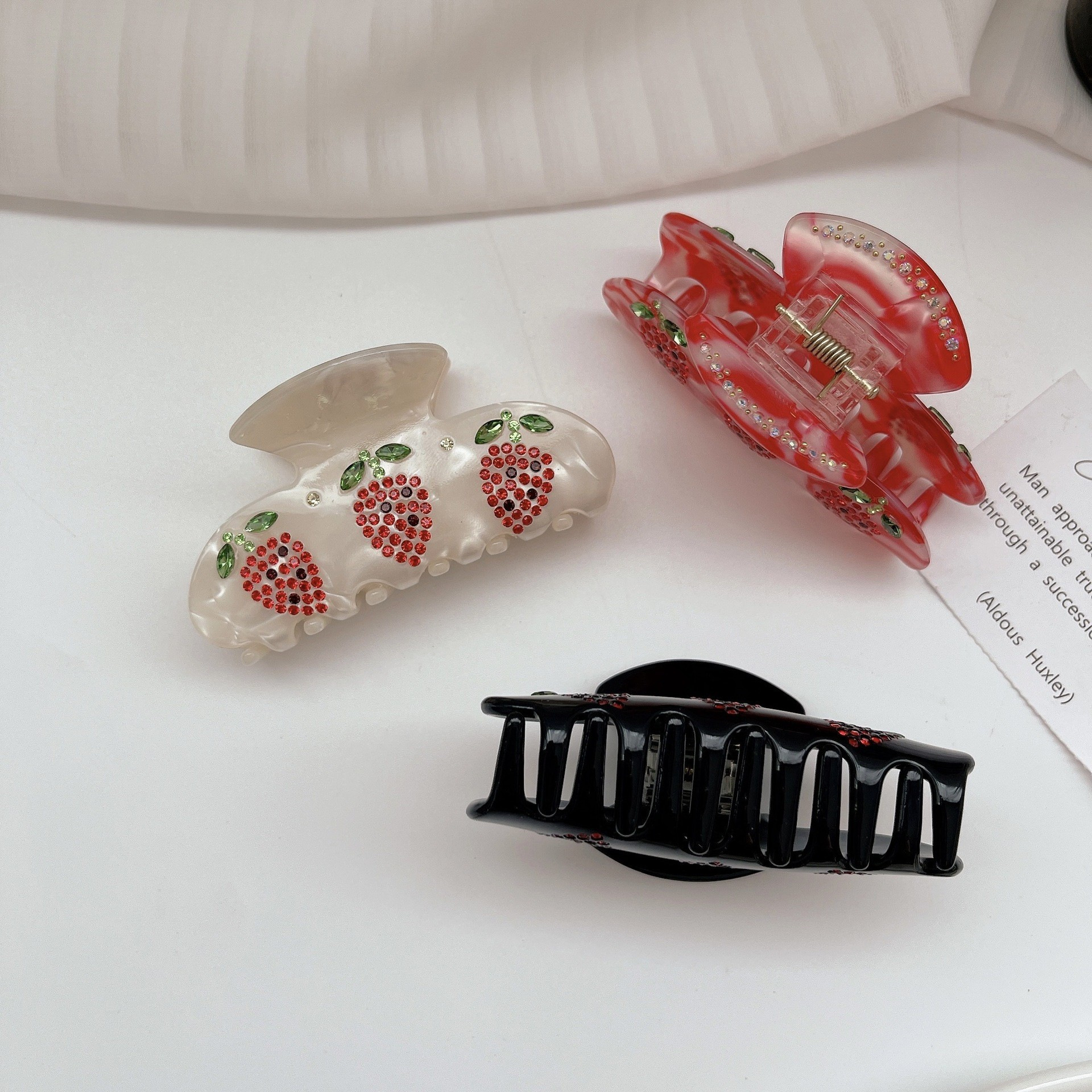 Haarklem aardbei met strass luxe acetaat shark clip_voghion.com