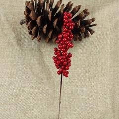 Christmas accessories: Christmas decorations featuring faux red berries, realistic berry strings, and DIY red berry branch ornaments for your Christmas tree.