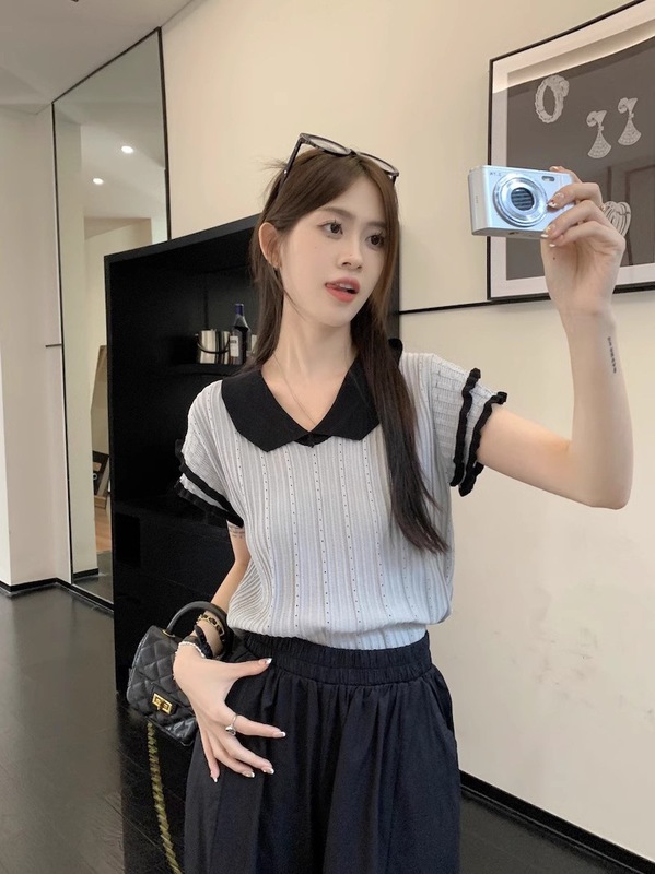 Gejiaショッピングモールの2025年夏デザインの女性用ニッチTシャツ、コントラストカラーのVネックショートフライングスリーブトップトレンディ|undefined