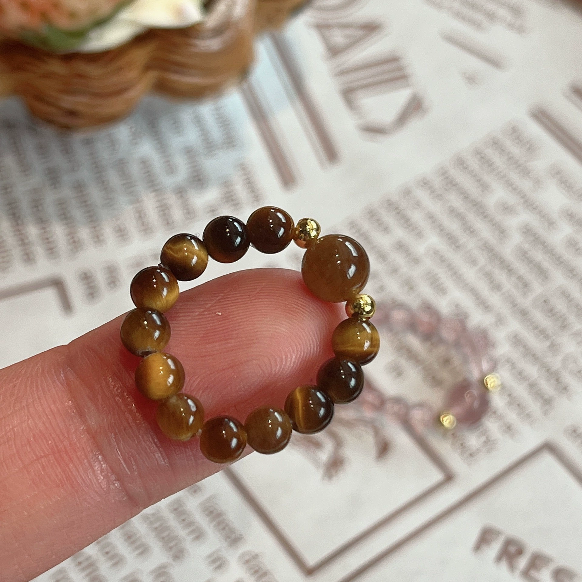 Кольцо из натурального камня тигровый глаз, кольцо с кристаллом клубники в стиле Майяра, унисекс, нежное, свежее, универсальное, оптом