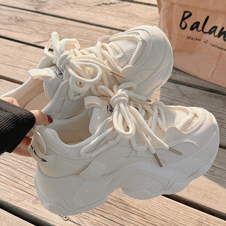 Pequeños zapatos blancos para mujeres aumentan suela gruesa verano y otoño de 2025 nuevos zapatos casuales de diseño original zapatos muffin para mujeres