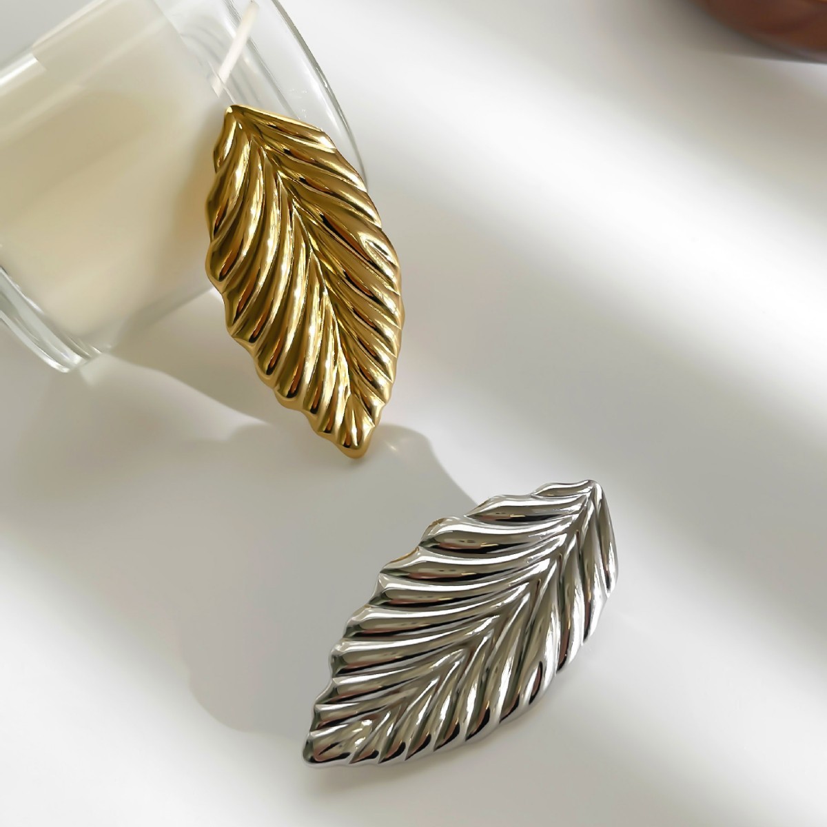 Broche para mujer de hoja en acero inoxidable estilo elegante_voghion.com