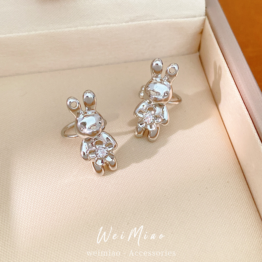 Flores de piedra de piedra de conejo orejas para mujeres sin agujeros de orejas personalidad fría pendientes de viento ligero lujo alta sensación de auriculares al por mayor