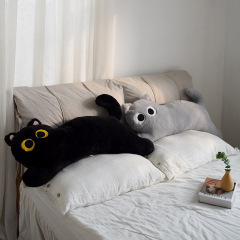 S〃ぬいぐるみ黒猫抱き枕論理猫かわいいベッドの頭は長い枕寮で枕をして寝ています。