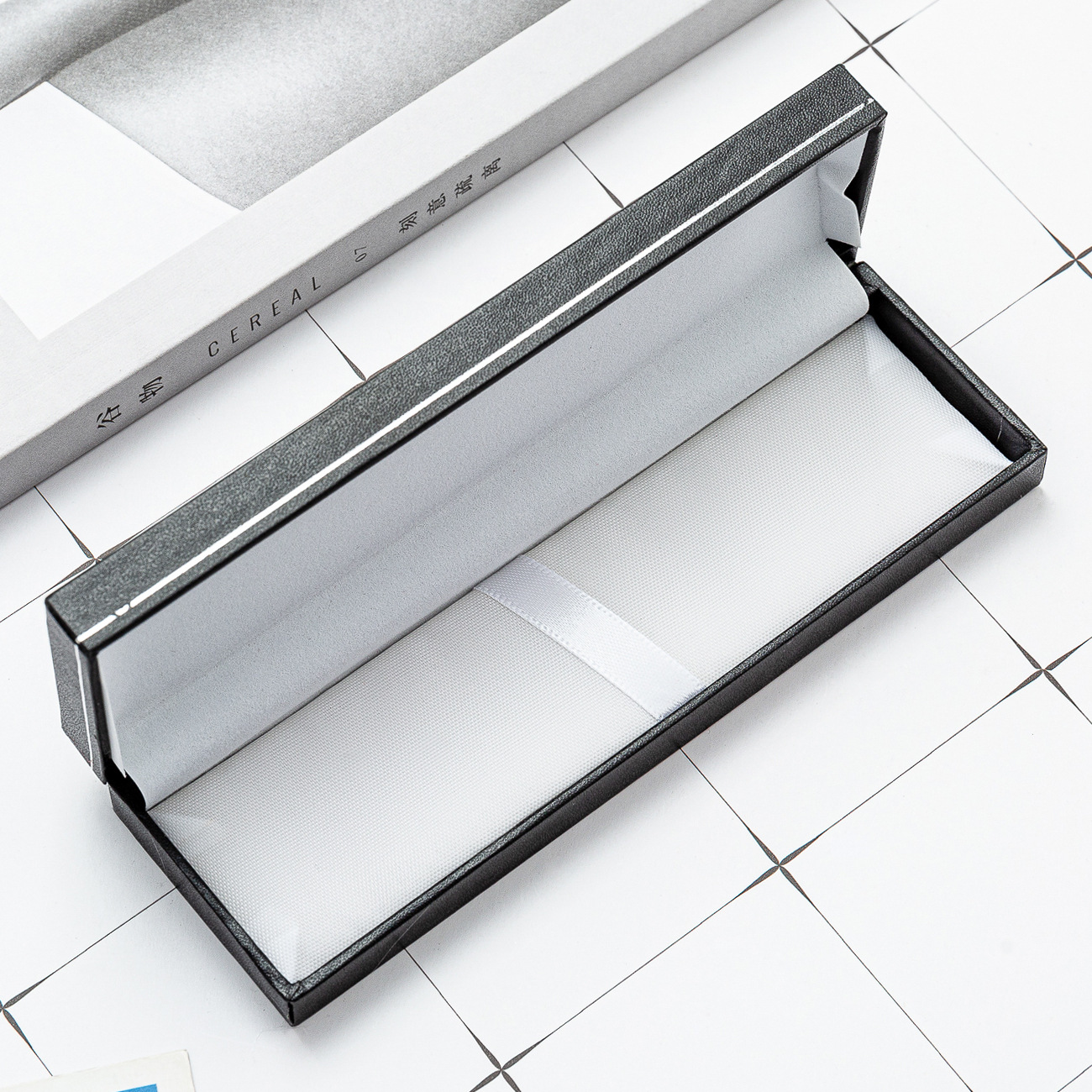 Caja plana pequeña Negro