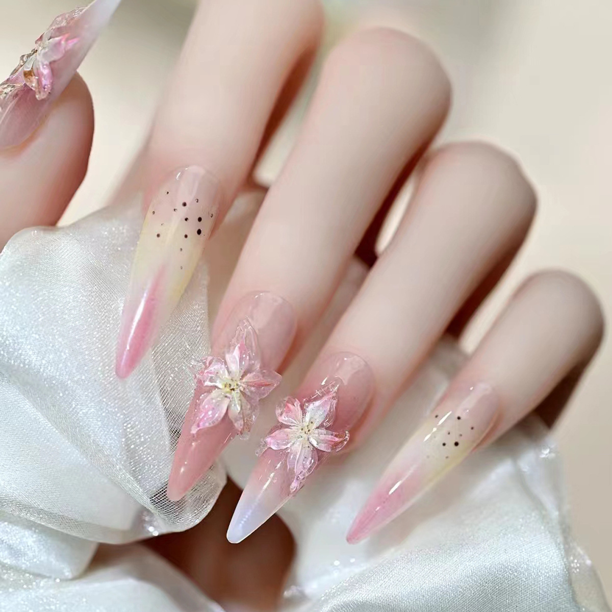 Douyin Xiaohongshu estilo caliente a través del hielo lirio pegatina de uñas en relieve tridimensional flor de hielo pegatina de uñas fina y dura joyería