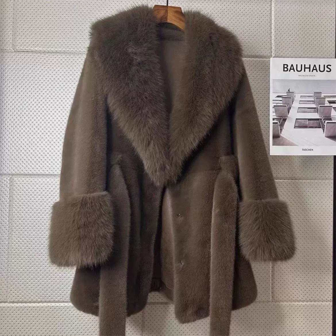 Новое пальто из леопардового меха с мехом цельный верхний слой средней длины большой меховой воротник модный воротник из имитации лисьего меха пальто на зиму
