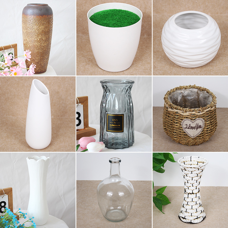 Vasos de cerámica, vasos de vidrio, cestas de flores tejidas a mano, ramas de madera, ramo de flores, arreglos de flores, adornos de flores.