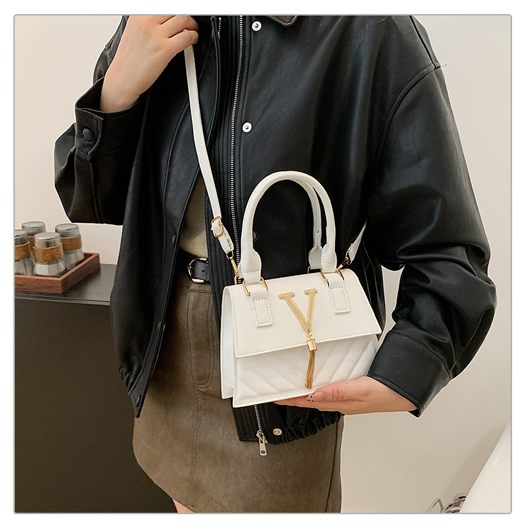 This year, trendy, fashionable and high-quality handbags are in vogue. Women's bags with stylish tassels and unique diagonal patterns are single-shoulder crossbody women's bags undefined