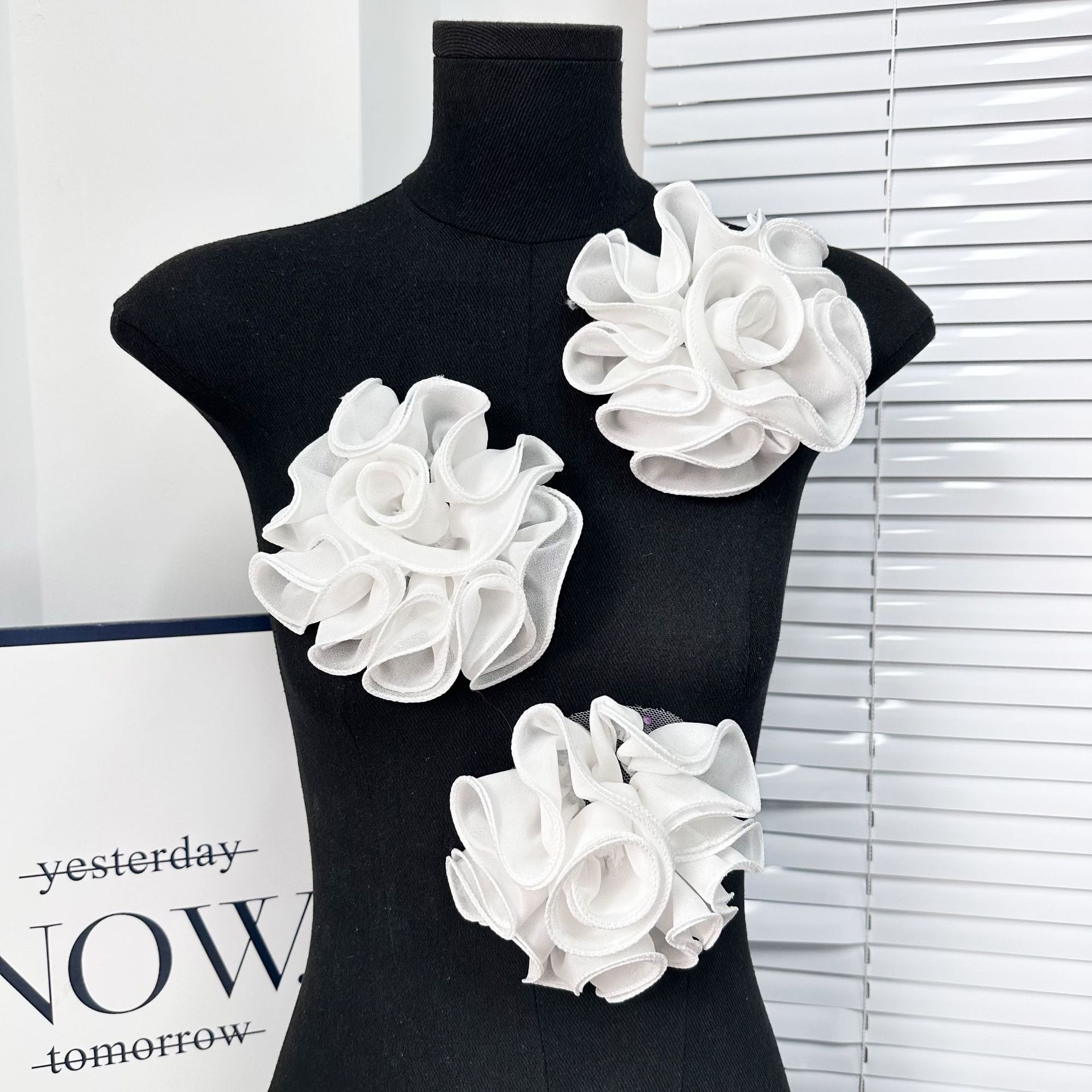 Ventas transfronterizas calientes 14.5cm irregular estereoscópico flores pequeñas flores de encaje de acero regalos de ropa decoración de vestido