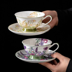 ヨーロッパの骨磁器のコーヒーカップのセットの午後の茶器の高級な精巧な陶磁器のイギリス式の紅茶のカップのセットの家庭用女性