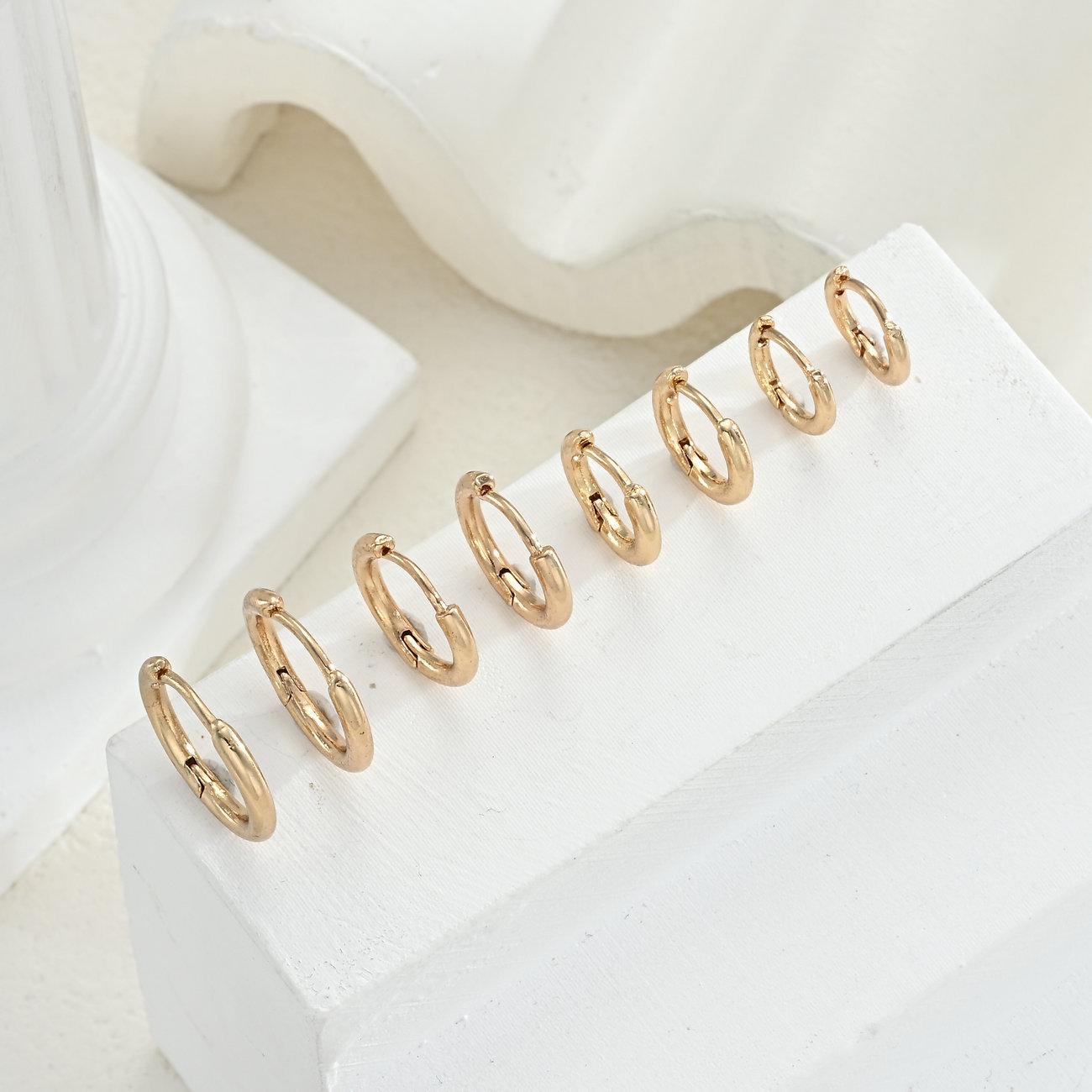 Dorado simple pernos redondos para mujeres nuevos pendientes de lujo ligero nicho de moda pernos de orejas de viaje circular pernos de orejas de alta calidad