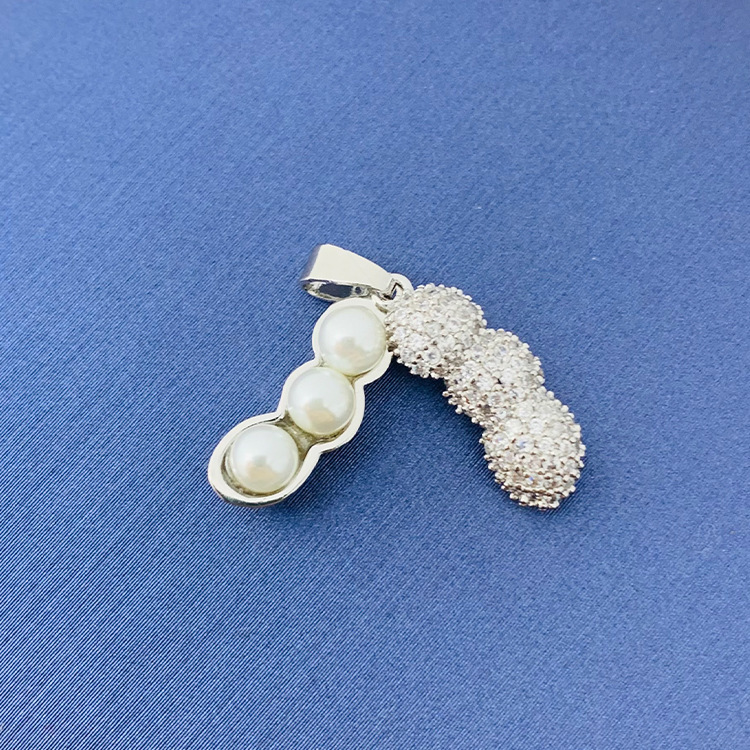 百種類のペンダントは心のままにファッションの経典を配合します。カップルの美しいペンダントは親友のアクセサリーを送ります。