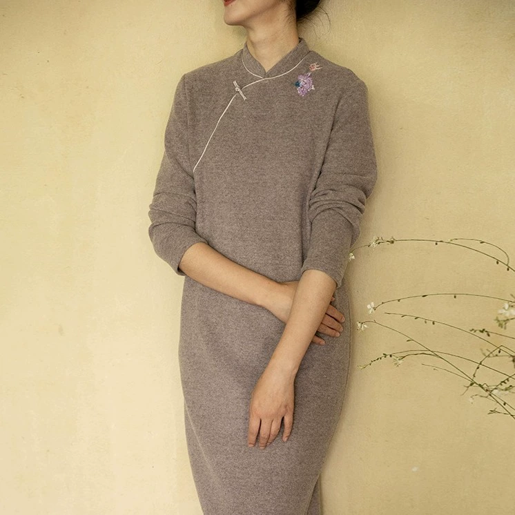 2023 осень и зима Новое вышитое платье в китайском стиле женское легкое замшевое мягкое клейкое улучшенное Чонсам дзен