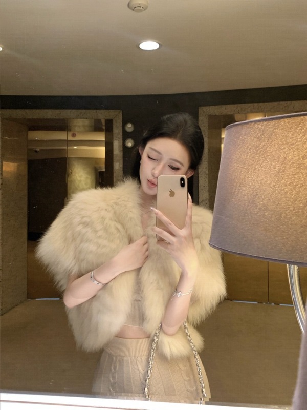 新款【沪色千金】狐狸毛车条廓型落肩斗篷马甲  秋冬小坎肩外套女|undefined