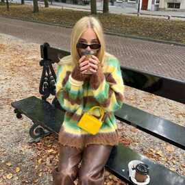 Round neck striped loose top for women圆领条纹宽松长袖上衣女