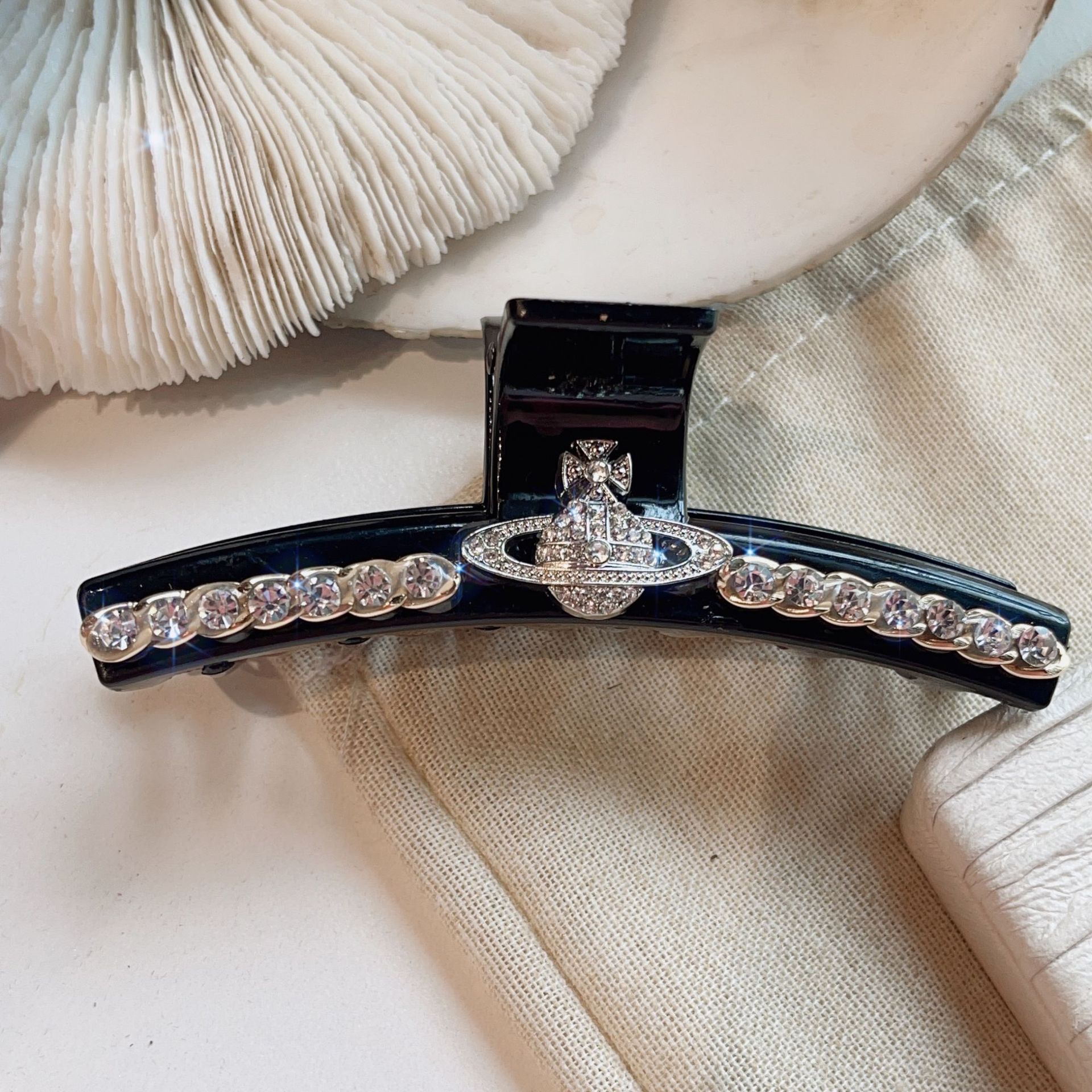 Fashionable retro crab pin
