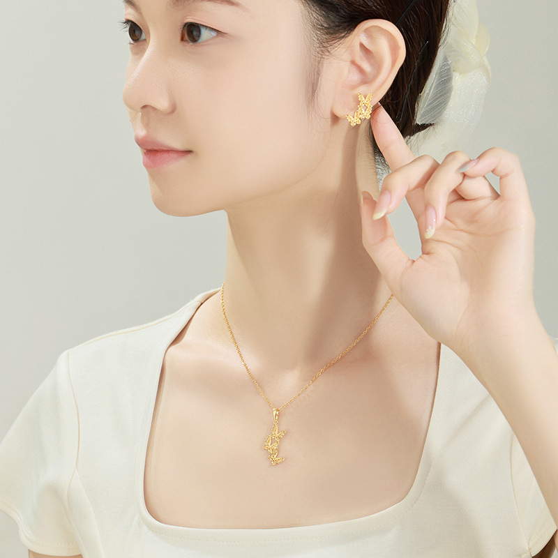 Xuping estilo simple aleación de cobre chapado 24k colgante mariposa ligero lujoso collar de textura collar de mujer