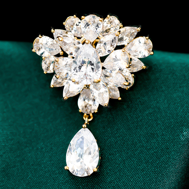2022 Europe and the United States new fashion corsage female accessories high-end luxury pin pendant large zircon high-end chest jewelry wholesale