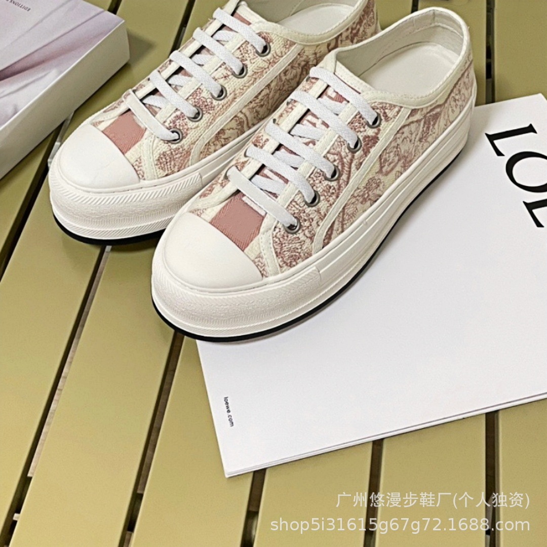 Zapatillas de lona retro con bordado de la marca D, novedad 2026, zapatillas casuales de moda, versátiles, para parejas, con suela gruesa, blancas.