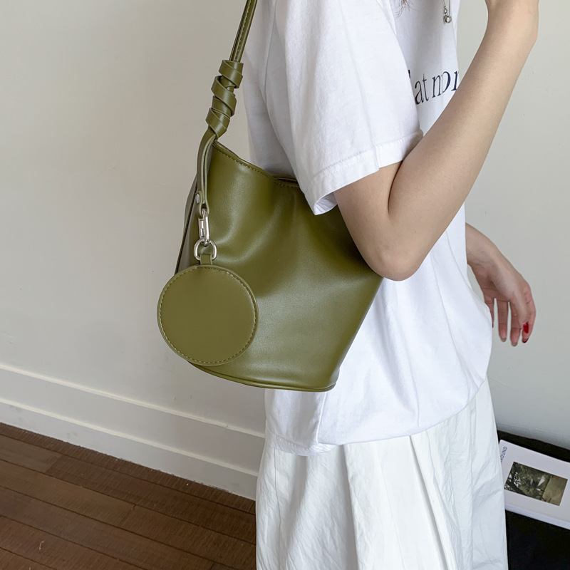 2025 nuevo bolso de mujer simple bolso de axila casual bolso de cubo de gran capacidad para mujer bolso de hombro de alta gama de moda