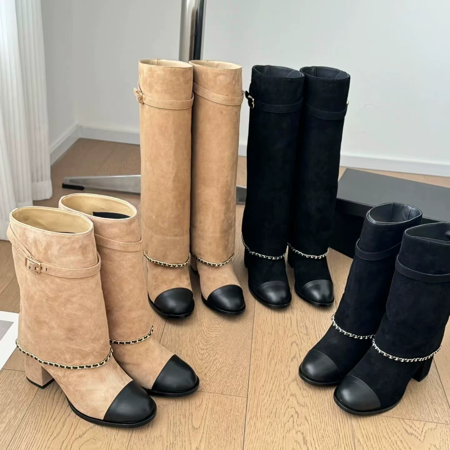 Высококачественные женские сапоги-ботфорты в стиле Chanel, осень-зима 2024, с круглым носком, ретро-цепочкой, массивным высоким каблуком и высоким голенищем.