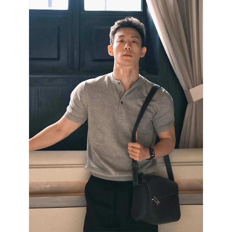 Solid Color Cleanfitt Henley Collar Short-Sleeved Men's Summer New American High-End Casual Right Shoulder Slim T-Shirt Solid Color Cleanfitt Henley Collar Short-Sleeved Men's Summer New American High-End Casual Right Shoulder Slim T-Shirt