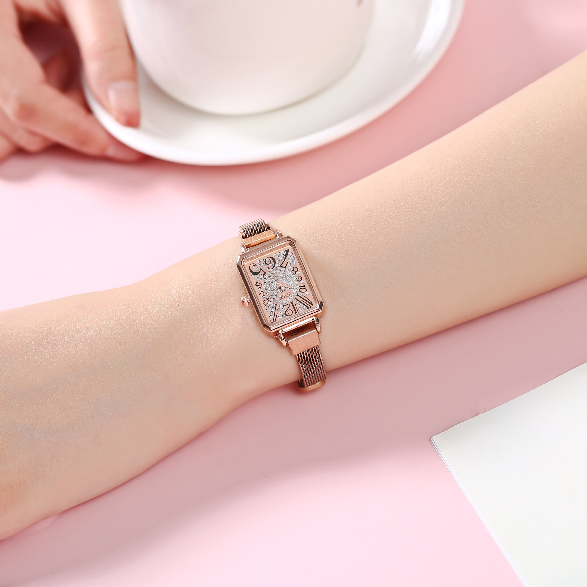 2024 nuovo quadrante digitale Time Square popolare su Internet, fibbia magnetica alla moda con cinturino a maglia fine da donna_voghion.com