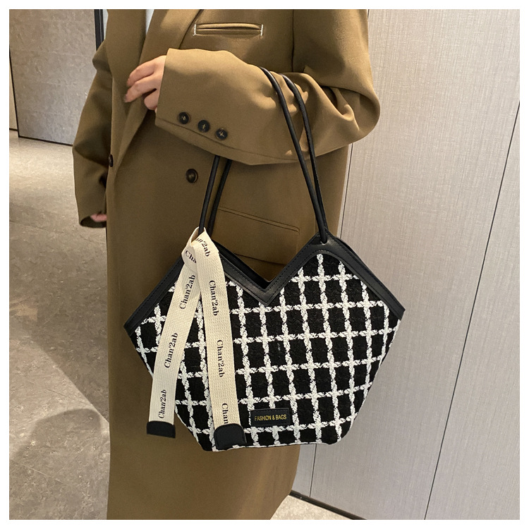Fashion Handbag 2024 New Trendy Women's One Shoulder Large Capacity Plaid Scarf Tote Bag_voghion.com