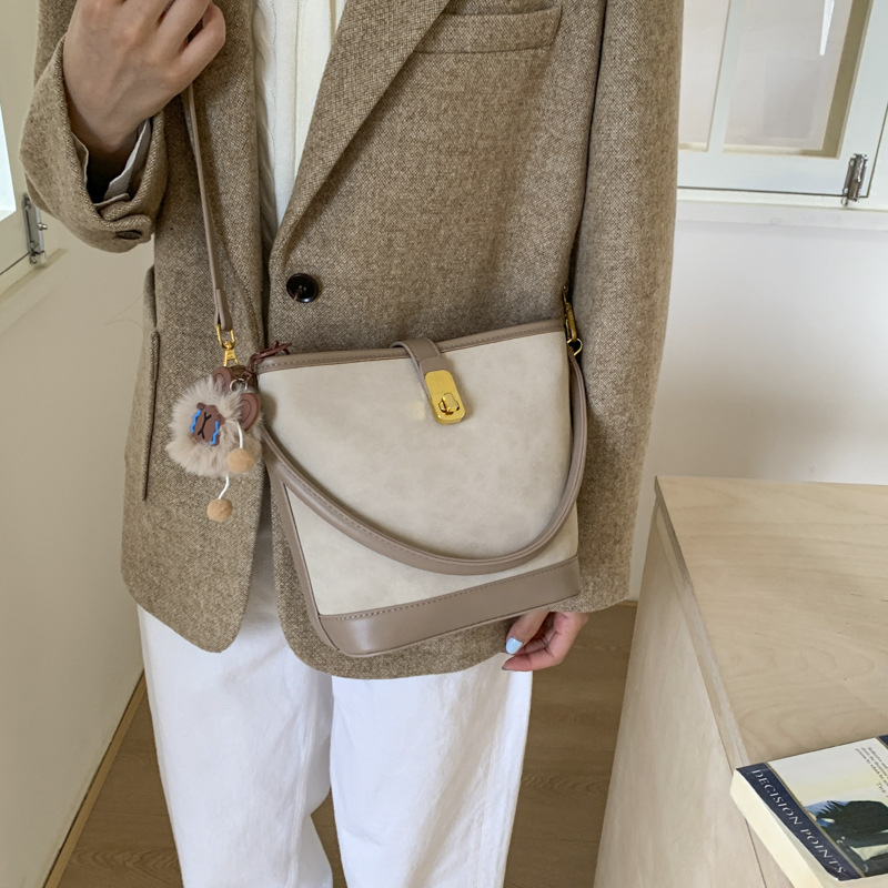 Bolsa de mano de peluche vintage de seda para mujeres 2025, nuevo otoño y invierno bolso de cubo casual coreano, mochila de hombro de moda