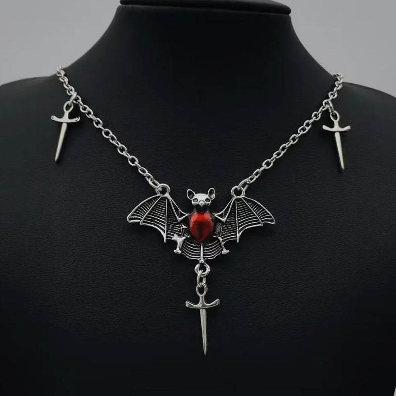 Cross-border Halloween vintage gothic love bat jewelry necklace European and American fashion hot pendant necklace Cross-border Halloween vintage gothic love bat jewelry necklace European and American fashion hot pendant necklace