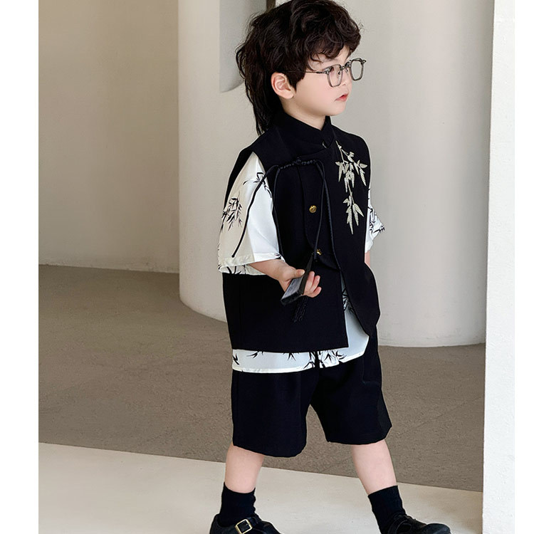 Черный жилет, расшитый листьями бамбука + 219 черных шорт.