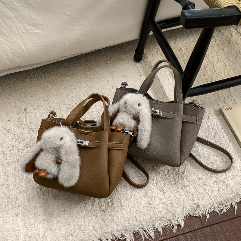 Bolsos de viaje de mano de alta sensación de invierno para mujeres 2025 nueva moda vintage bolso de cesta bolso de mochila universal